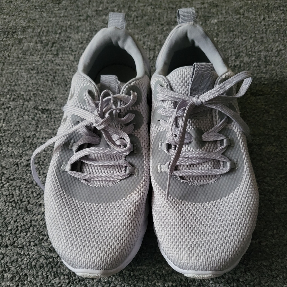 Under Armour Women's Charged Grey Size 6.5 PRE-OWNED 👟